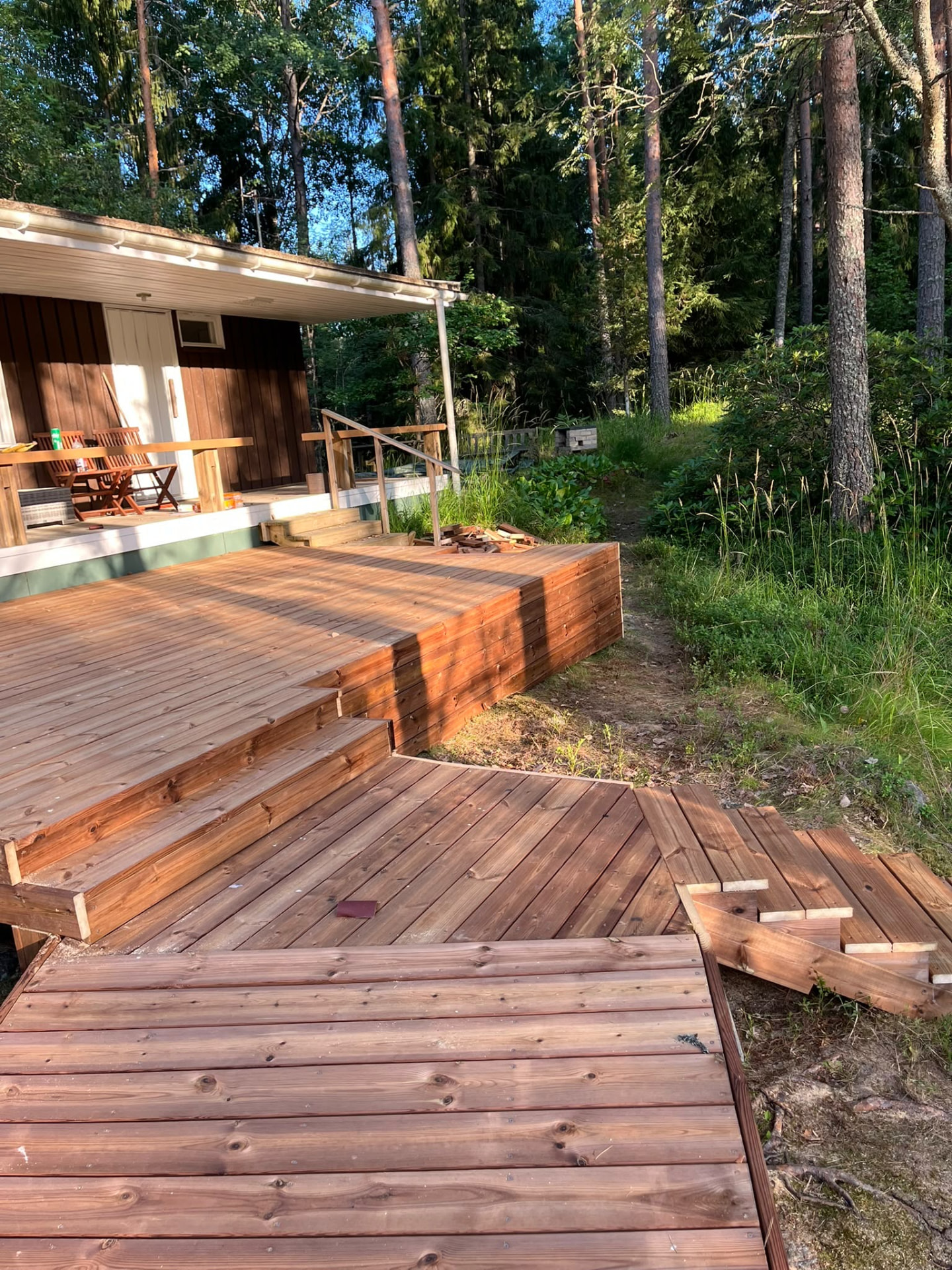 Rinteeseen rakennettu terassi portaineen